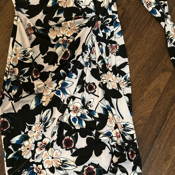 Women’s Guess Cold Shoulder Floral Patterned Dress. Size Small - Picture 2 of 10